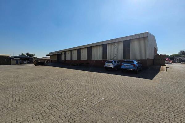 This 1,067m2 warehouse, available for lease in the sought-after Boksburg East area, is ...