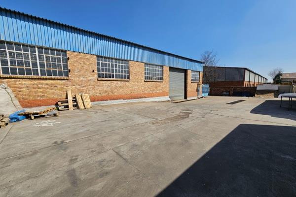 This neat 2,221m2 warehouse is available to let in a safe and secure park within the ...