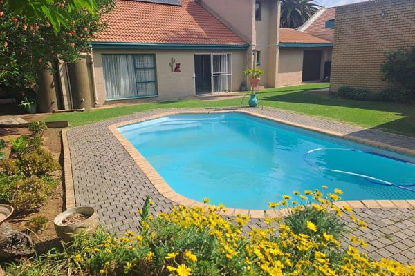 It is still possible to get a family home that tick all the boxes for under R1m!!!! This 3 x bedroom family home is the whole package and tick all the boxes when it comes to value for money, extras, comfort,  entertainment and more. Located in a quite part of Riebeeckstad ...