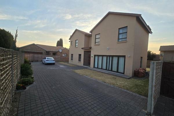 This cluster home is situated in Pomona and offers the following:

Feel right at home ...