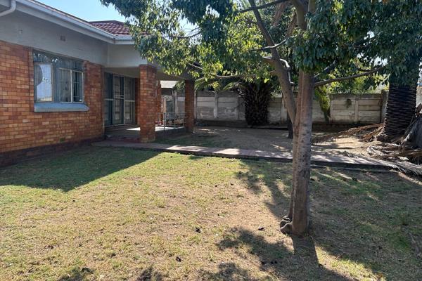 This property situated on a prime street in Elsburg, Germiston on a land size of 1004m2 offers you 3 spacious bedrooms, lounge, dining ...