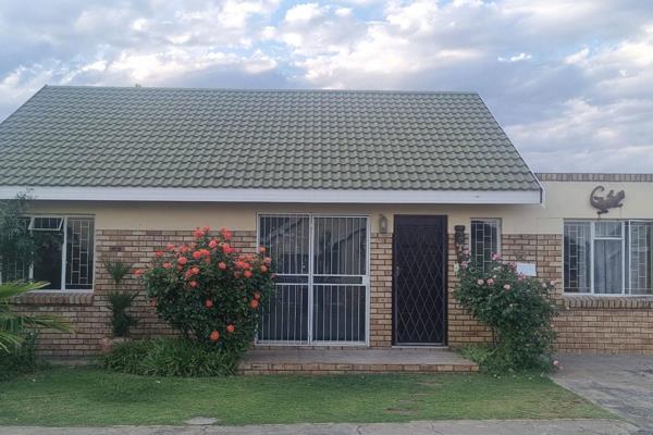 A very neat 3 bedroom townhouse with 2 bathrooms, open plan living area and kitchen. ...