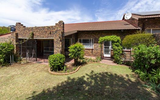 4 Bedroom Townhouse for sale in Weltevreden Park