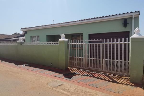 This lovely property is situated in KwaZakhele,very close to Njoli

It is a very secure property, neat with paving and has an alarm ...