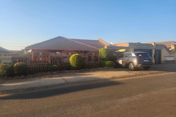 Morula View

We are very proud to present this beautiful Family home to you. The house offers 3 bedrooms , 2 bathrooms,  2 living ...