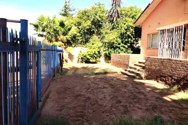 This charming family home is perfectly located in the heart of Upington,  just a short distance from town. Offering comfort and ...