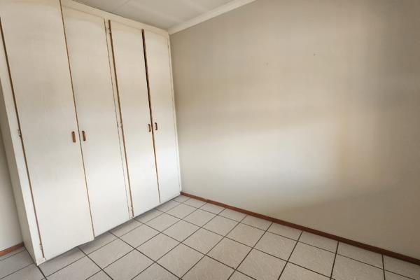 Features 

- Private Room (Single bed and bar fridge included) 
- Kitchen and ...