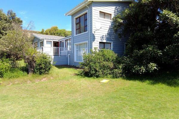 Exclusive sole mandate - 
This is a classic family retreat, perfectly located with ocean views! A welcoming sunroom awaits you and ...