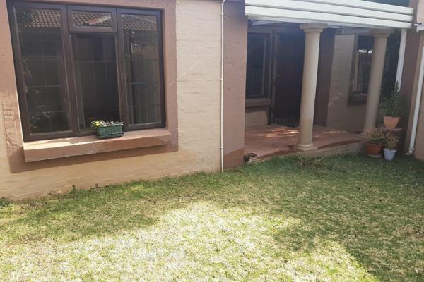 3 bedroom townhouse with 2 bathrooms.

Open plan living area/kitchen.

Double garage. Available 1 December 2024