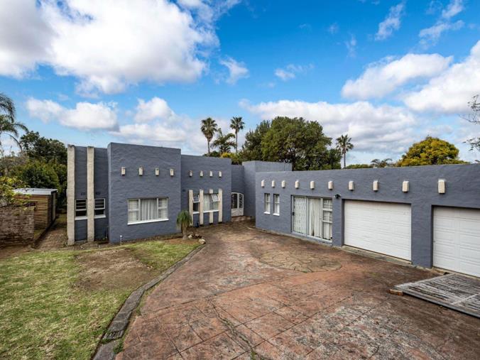 6 Bedroom House for Sale in Blue Bend