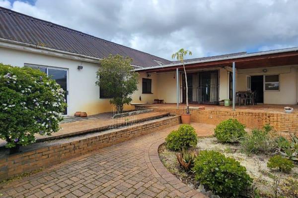 Well loved family home!

You are welcomed into this family home by the sunny stoep leading to the dining room adjacent the kitchen.  ...