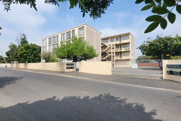 Discover this charming golden oldie, featuring a fitted kitchen and a comfortable lounge. 
The apartment boasts 2 well-sized bedrooms [BIC] and a bathroom. 
Enjoy communal braai facilities, perfect for gatherings!
Additional ...