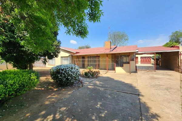 Unlock the Potential!
Located in the sought-after area of Northmead ext 4, this fixer-upper is a fantastic opportunity for those with a ...