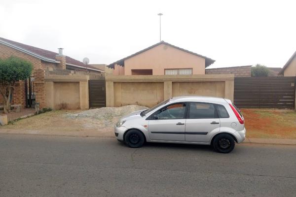 This 3 bedroom house has a stunning modern fitted kitchen leading to a spacious lounge. (1) Tiled toilet and (1)  bathroom with bathtub ...