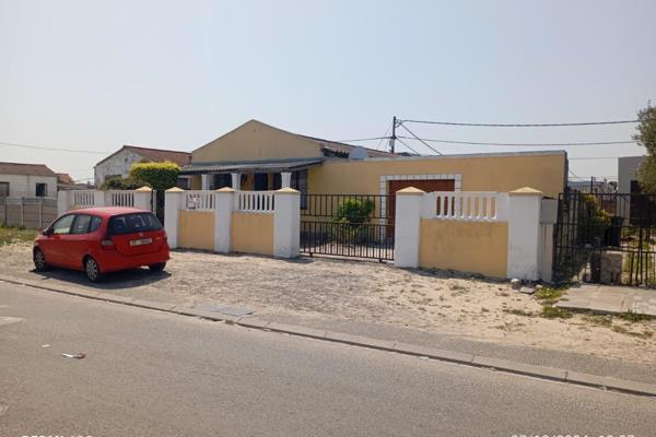 Exclusive Sole Mandate!

Welcome to your new family home featuring three bedrooms. This property is not a typical Delft RDP home; ...