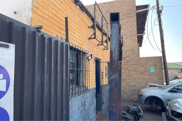 This mechanical workshop in Witbank Ext 8 presents a fantastic opportunity for those looking to invest in industrial real estate.
Here ...