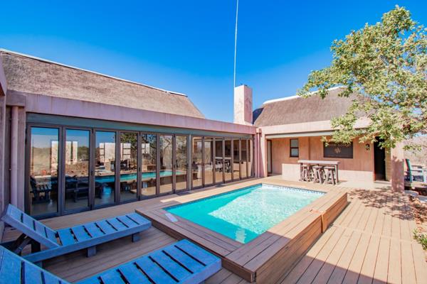 Recce Lodge,  Boekenhout Plaat, Mabalingwe
Modern 5 Bedroom lodge with 4 luxury airconditioned bedrooms two of which have Lofts with 2 ...