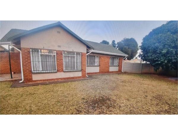 Welcome to your ideal home in the heart of Dal Fouche, Gauteng! This contemporary, 3-bedroom house, new to the market, offers you a ...