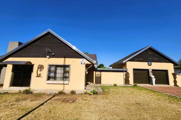 Welcome to this stunning modern home nestled in the peaceful neighborhood of Vereeniging. Boasting four spacious bedrooms and one ...