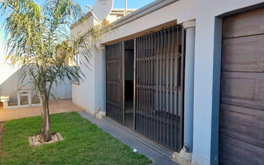 3 Bedroom House for sale in Tsakane