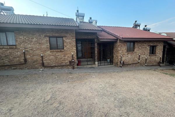 This house is Located in Olievenhoutbos 
It offers the following
.2 bedroom 
.1 bathroom
.Toilet 
.Open plan Dinning and ...