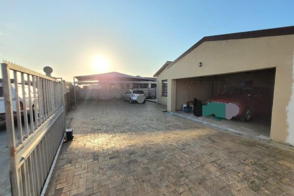 This is a beautiful and neat 3 Bedroom, 2 Bathroom house in Khayelitsha H Section.

With a modern and beautiful kitchen with built in ...