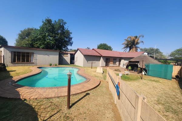 Neat family home with a flatlet situated in Brakpan North.

This property consists of 3 bedrooms with built-in cupboards, 2 bathrooms ...