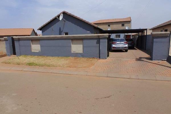 Stunning 3bedroom house for Sale at Protea Glen ext 28 next to mainroad and amenities 

Fitted kitchen 
Open plan dinning with TV stand ...