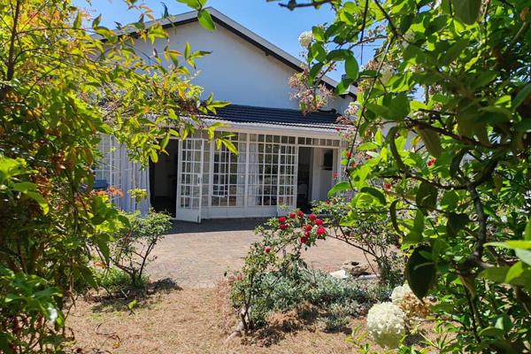 A full package which will leave you in awe. A beautiful spacious family home situated within walking distance to
noordkeuwel and ...