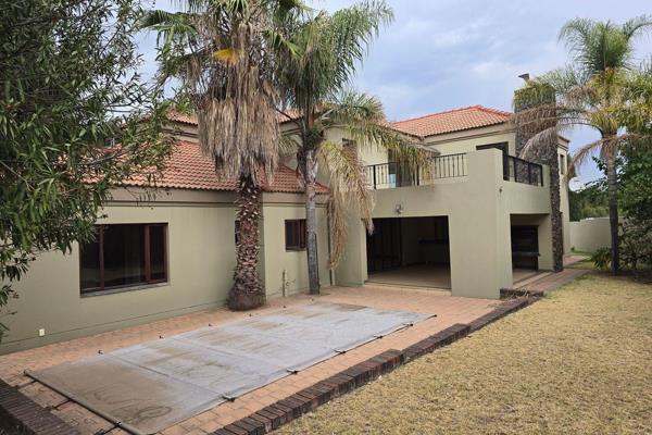 This beautiful home for rent in small exclusive Estates of Kyalami Crest that is surrounded by Kyalami Estates 
This lovely home ...