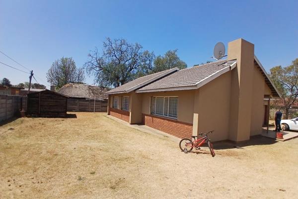 House to rent in impala park. It has 3 beds, separate bath and toilet, a garage, dining, entertainment area , kitchen, lounge. Deposit ...