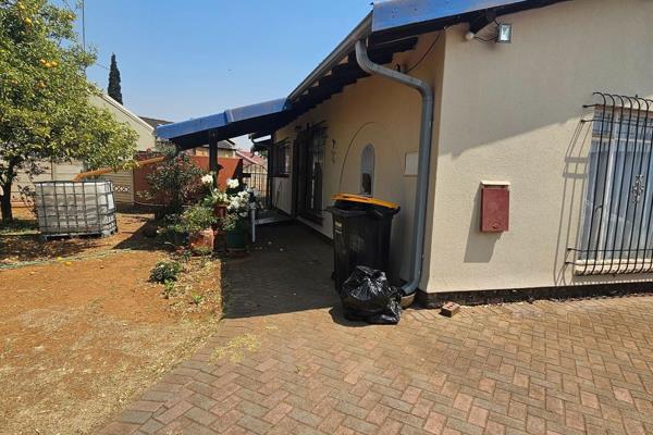 Family home offering a lounge, dining, tv room and a wooden kitchen with freestanding stove.
Four bedrooms, two bathrooms, main ...