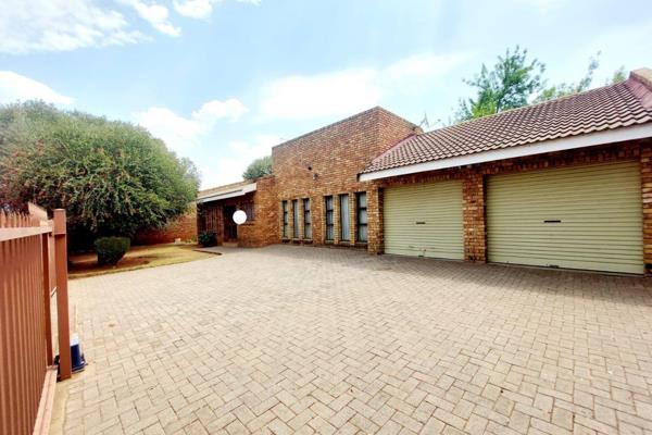 This Home Offers:

4 Bedrooms 
1 En - suite Bathroom (Main)
1 Separate Bathroom
Guest Toilet
Kitchen
Pantry
Lounge
Dining ...