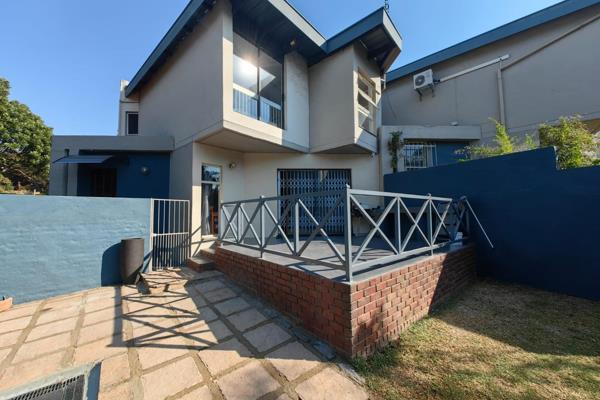 This stunning 3 bedroom unit is available in the heart of the East, close  to Menlyn and easy access to the highway!
3 large bedrooms ...