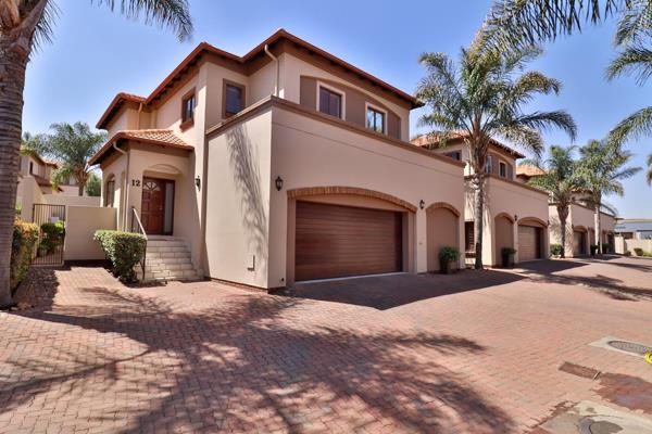 3 Bedroom House for Sale in Glenvista

Gorgeous family home in a sought after complex.

This stunning 3 bedroom modern duplex / cluster ...