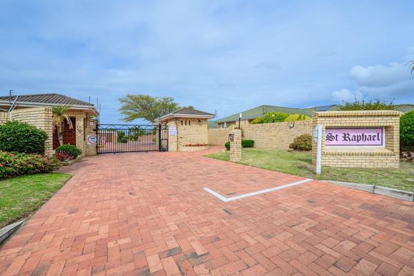 Extra large open plan lounge to dining room and family room.

Very well fitted kitchen with elo and hob. All leading to a sun ...