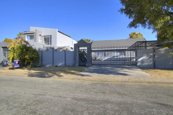 Situated in a quiet street, this impeccable home offers designer finishes and zero maintenance required. Inviting entrance hall leading ...