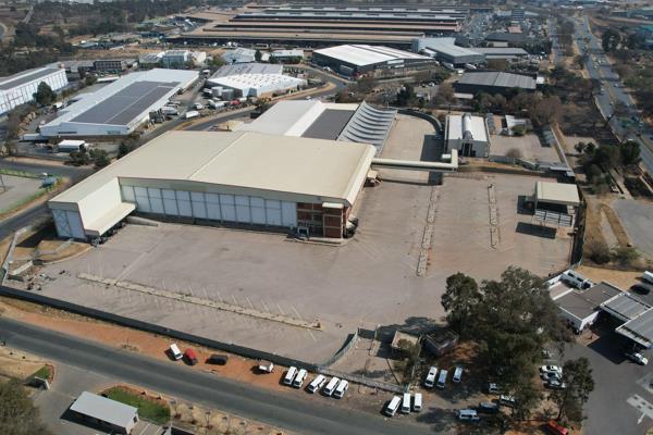 Fully equipped 17100m2 cold storage/distribution facility located less than 1 km from the JHB Market has become available for rental. The property is on a 45 000m2 stand offering ample paved yard space for access with super links ...