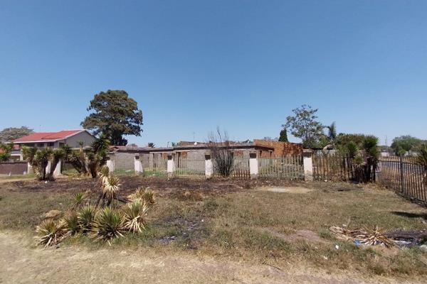 This 980 m2 property is located on the main Road close to shops and transport Modder East mine and excellent investment to build rental ...