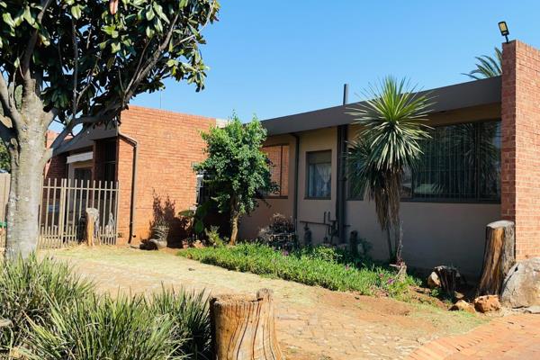 A Kibler Park Oasis
Imagine a tranquil retreat nestled in the heart of Kibler Park. This spacious four-bedroom home offers an idyllic ...