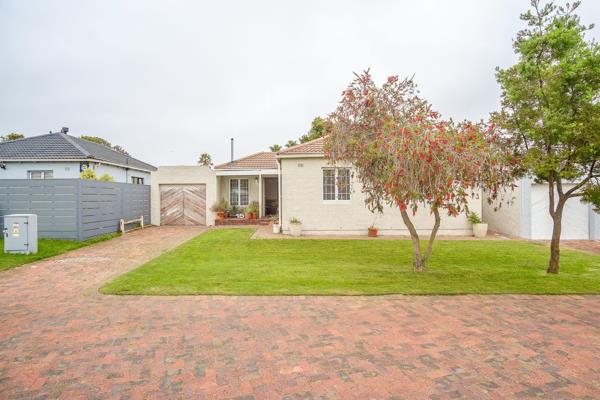 DUAL MANDATE
Sunny three bedroomed cottage situated in old Edgemead offers open plan lounge/dining room/ Kitchen (plumbed for washing ...