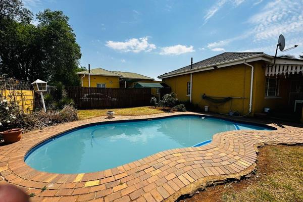 Nestled in the heart of Boksburg North, this exquisite 3-bedroom house offers a perfect blend of style, comfort, and security. Ideally ...