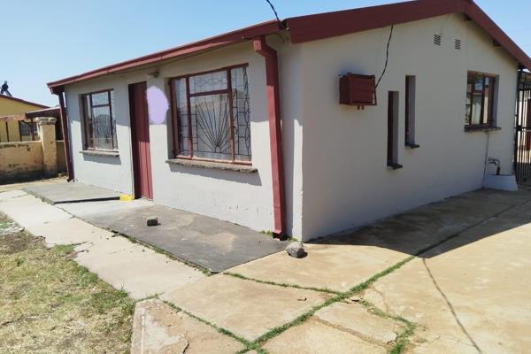 This property offers a 2 bedrooms with 1 bathroom with an open plan lounge and kitchen.

With a big yard of 400 squares meters and the property is close to all amenities.

Call us today for a viewing appointment.