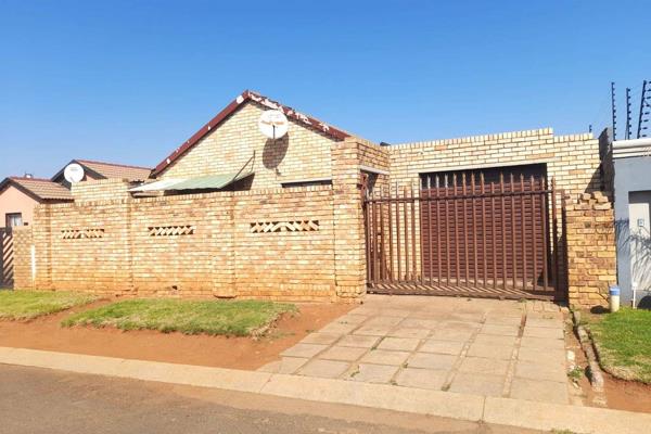 House For Sale In  Boksburg, Vila Liza.

This face brick located in Vila Liza next to Dawn Park shopping centre, public schools, private schools and police station. This house offers 
the best. Kitchen ( not fitted), 3-bedrooms, one bathroom and two outside toilet, the yard ...