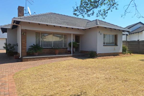 Very neat family home in Dinwiddie,  Germiston that offers 3 spacious bedrooms with build in cupboards, 1 bathroom with bath, shower ...