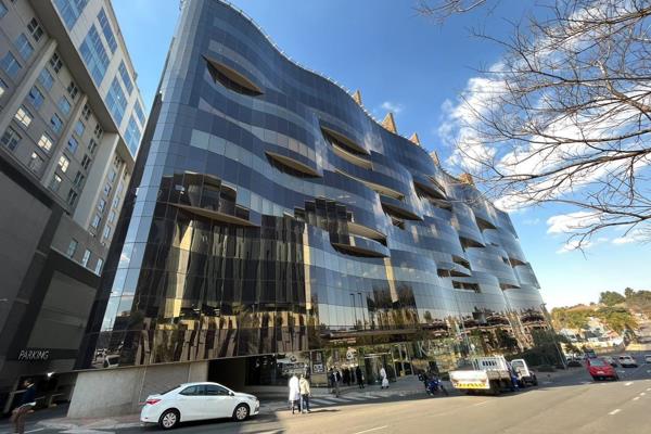 Located in the prestigious Katherine &amp; West building in Sandton, this spacious 286m2 office offers a prime business address in one of Johannesburg&#39;s most sought-after commercial hubs. The office features modern, carpeted ...