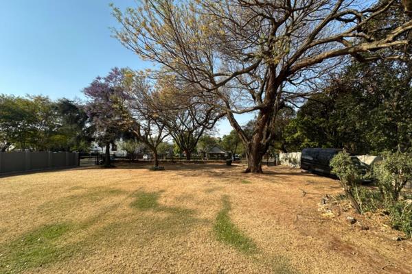 Situated in one of the most sought after positions in Waterkloof, for the privileged few. This section of vacant land can be the blank ...