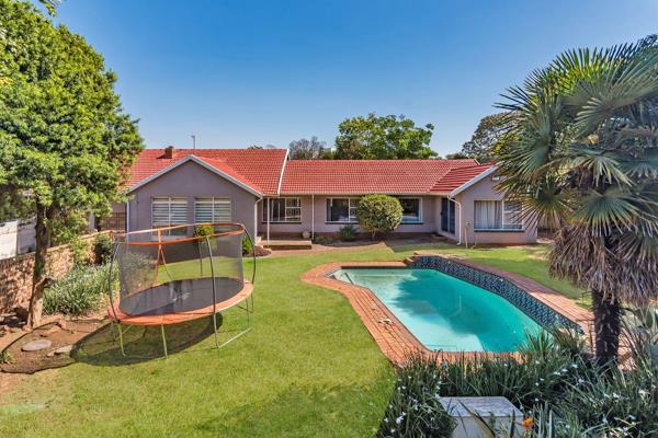 Nestled in the serene and sought-after suburb of Constantia Kloof, this stunning ...