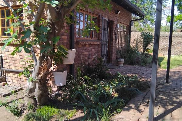 In the heart of the quiet town of Rensburg, nestled among tree-lined streets, stands a small but inviting one-bedroom flat. Its ...