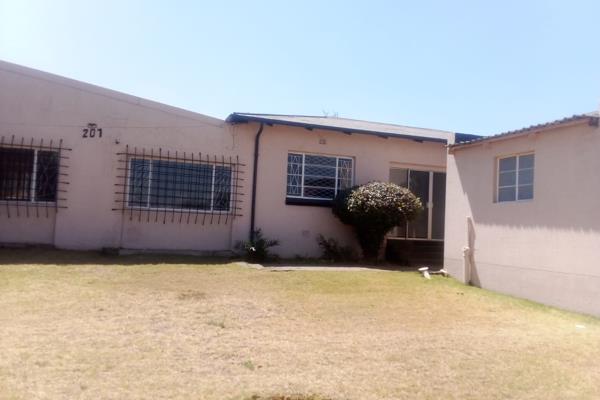 Ideal income generating property !!!!

This property boasts a spacious 3 bedroom home.

There are two bathrooms one main on ...